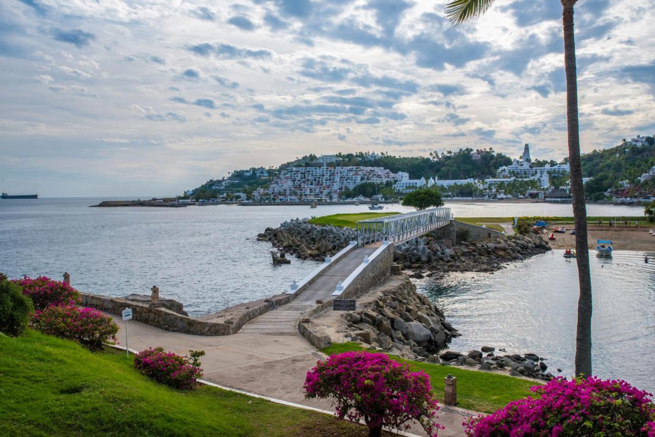Las Hadas By Brisas Manzanillo Exterior photo View of the Bay of Acapulco