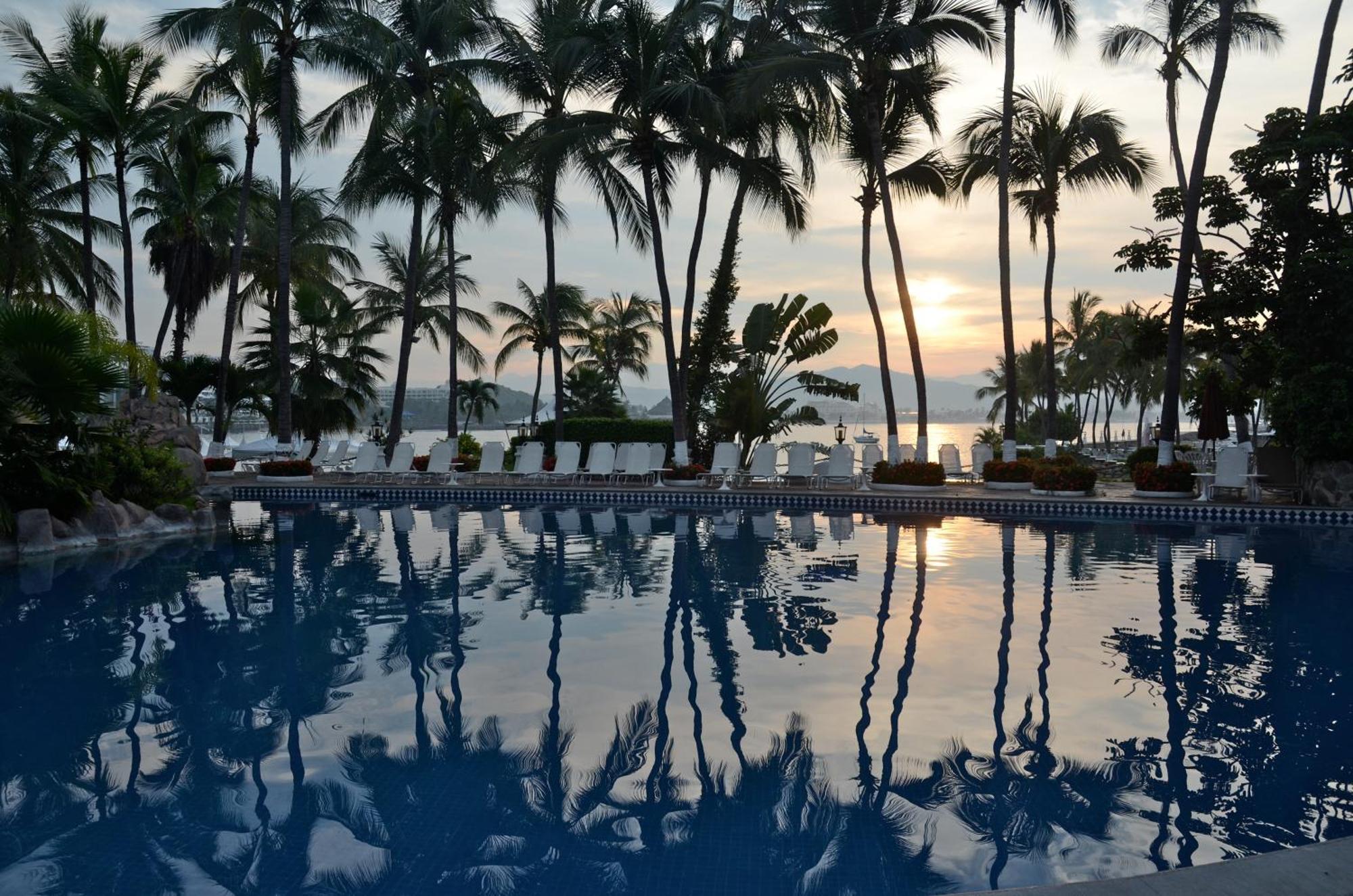 Las Hadas By Brisas Manzanillo Exterior photo Sunset at the InterContinental Resort