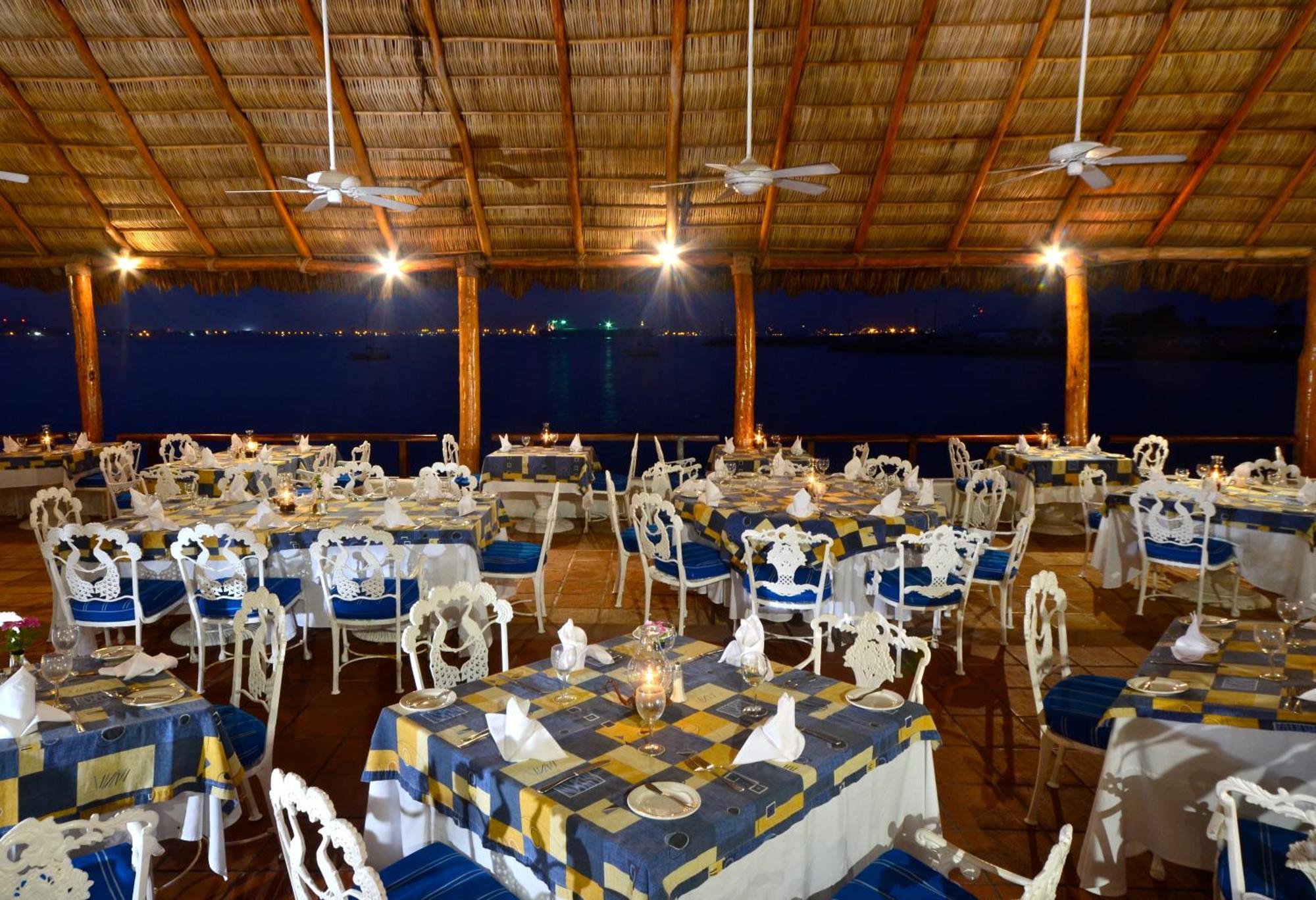 Las Hadas By Brisas Manzanillo Exterior photo The restaurant at the resort