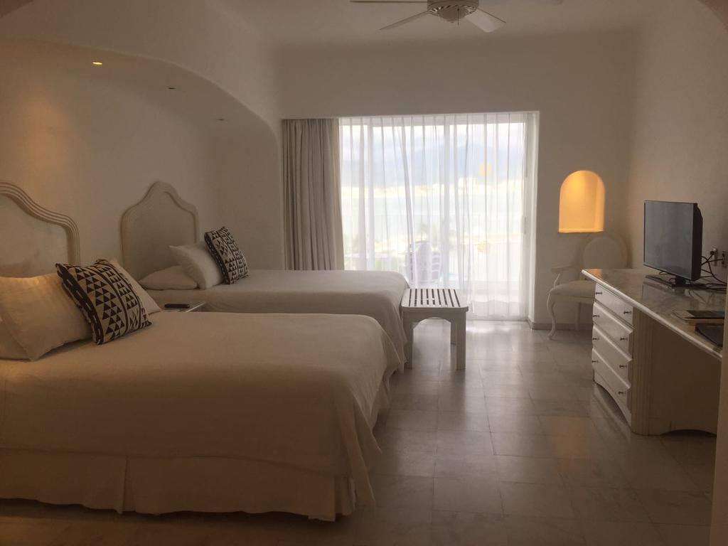Las Hadas By Brisas Manzanillo Exterior photo A room at the hotel